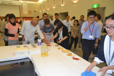 試食で常温乾燥した素材の味を確かめる参加者たち