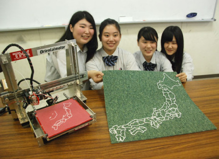 「触れる日本地図」を作成した鶴岡工業高の4人