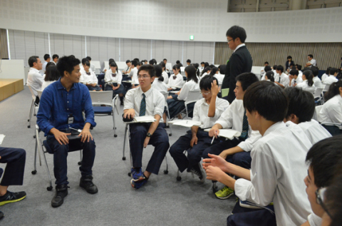 高校生がヤマガタデザインの社員らと仕事の魅力や将来の夢などについて語った