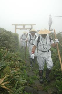 視界不良の中、大勢の参拝者が頂上を目指した