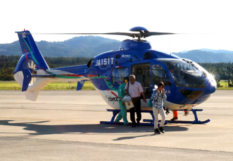 庄内空港と飛島を直接結ぶヘリコプターが試験運航され、招待者らが搭乗＝今月8日（庄内空港ビル提供）