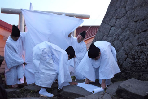 「絹垣（きぬがき）」と呼ばれる白布に包まれたご神体を本殿に戻した遷座祭＝今年7月8日