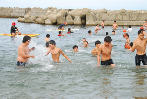 「水納め」で水を掛け合いながら泳ぐ生徒たち