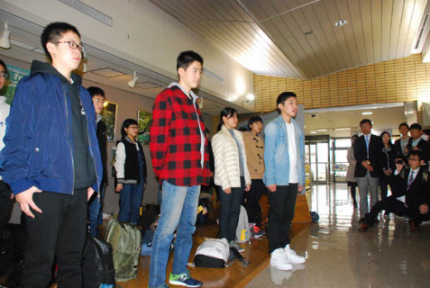 庄内空港での出発式で決意を述べた澁谷さん（左前列奥）と派遣される生徒たち