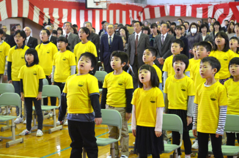 閉校式で校歌を歌う児童たち
