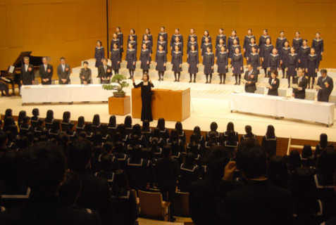 県内初の公立高等女学校として創立した鶴岡北高の創立120周年記念式典が開かれ、美しい旋律の校歌を全員で合唱