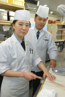 技能五輪全国大会の日本料理職種で銅賞を受賞した山口さん（手前）と師匠の須田料理長