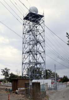 酒田市黒森の丘上に設置されたドップラーレーダー。地上から高さ約30メートルの鉄塔に載っている
