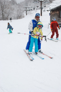 親子連れなどが湯殿山スキー場で新雪の感触を楽しんだ