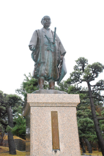 酒田市の日和山公園にある河村瑞賢の銅像。作者は同市出身の高橋剛さん