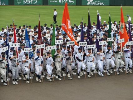 甲子園出場を目指し、参加56校の選手たちが入場行進