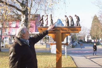 「バート・クロッチンゲン」（バートはドイツ語で温泉の意）のシンボルモニュメント。右側にいる元気がない人たちが温泉療法によって元気を取り戻す姿が表現されています（2016年12月2日、それぞれ筆者撮影）