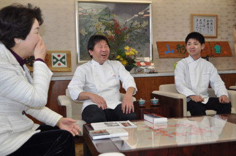世界最高峰のレストランで研修する渡部さん（右）。奥田シェフ（中央）と共に県庁を訪れ、吉村知事と懇談した