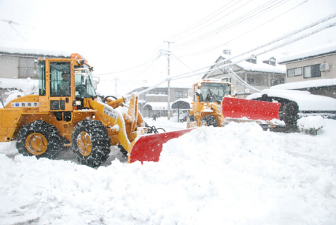 市内全域の除雪車もフル稼働した＝11日午前、鶴岡市稲生二丁目付近