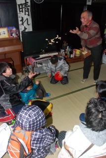 関川集落に伝わる節分行事で、家々を訪問する鬼っ子に主人らが豆を浴びせた