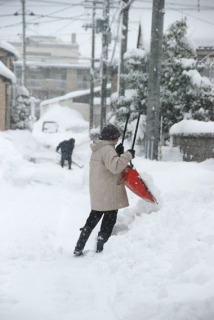 除雪作業に追われる市民＝６日午前、鶴岡市道形町