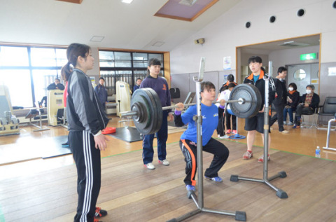 本県選手と共に練習に励む八木選手（中央）