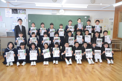学校新聞日本一の内閣総理大臣賞に決まり笑顔いっぱいの朝日中３年生