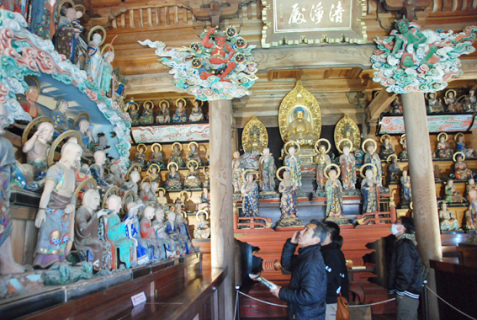 160年ぶりに公開された五百羅漢堂。表情や姿が全て異なる羅漢像を間近で拝観できる＝善寳寺