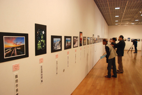 老若男女の多彩な写真作品が来場者を楽しませている鶴岡市民写真展