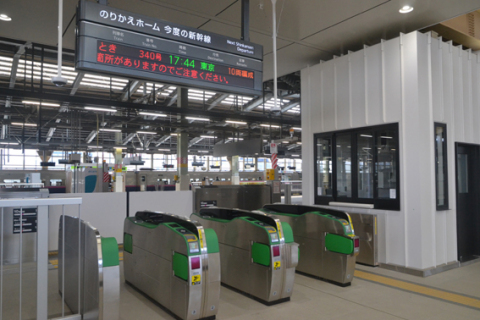 特急いなほと上越新幹線の同一ホームに設置された自動改札機＝ＪＲ新潟駅
