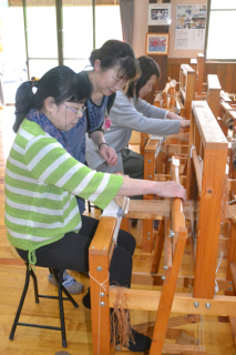 しな織体験で関川の文化に触れる参加者