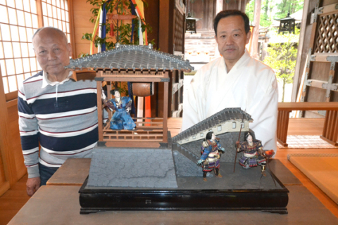 100年以上前の製作とみられる「酒井の太鼓」の武者人形（手前）と奉納した鈴木さん（左）。右は石原宮司