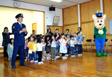 練習を重ねた園児たちと一緒に踊る佐藤巡査部長（左）