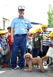 警察犬とともに集団下校する亀ケ崎小1、2年生