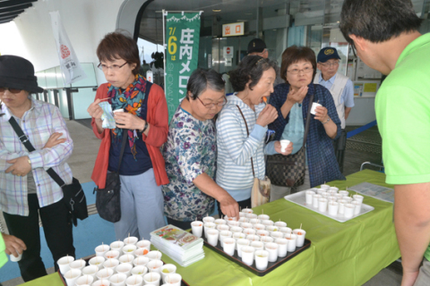 庄内砂丘メロンの日に合わせ、鶴岡市の加茂水族館で行われた試食ＰＲ活動