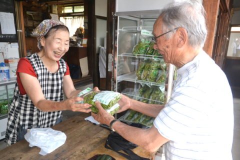 「松柏の枝豆」の直売がスタート＝10日午前、鶴岡市・松柏会館