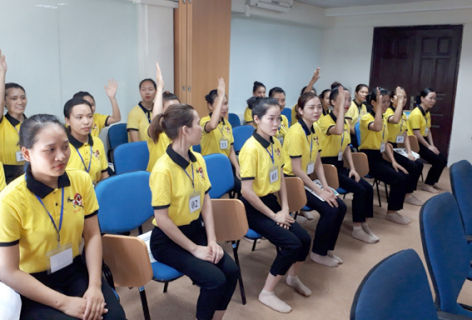 ベトナムで出羽商工会関係者の面接を受ける技能実習生候補者