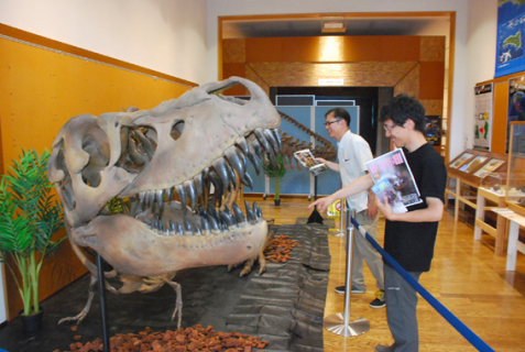 全身10メートルと大迫力の「タルボサウルス」の全身骨格標本