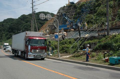 13日ぶりに全面開通となった小岩川の国道7号＝27日午前