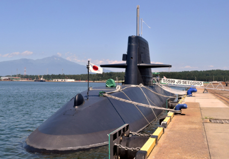 酒田北港古湊埠頭に寄港した潜水艦「せとしお」