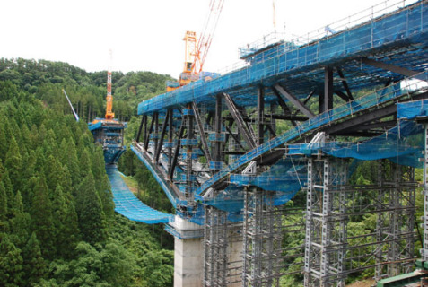 20年度の供用開始を目指し建設が進められている羽黒山バイパスの羽黒山橋