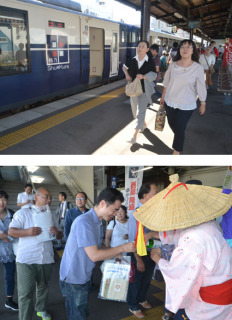 庄内初乗り入れの「Ｓｈｕ＊Ｋｕｒａ」で鶴岡を訪れた乗客たち＝6日、鶴岡駅（上）歓迎セレモニーで化けものが地酒を振る舞った