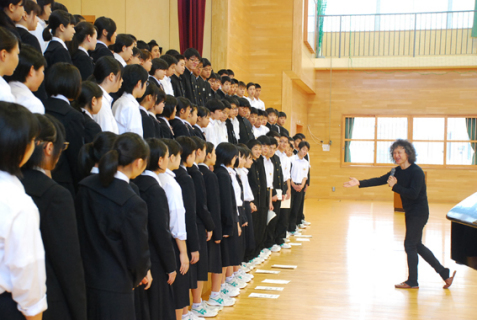 工藤さん（右）が故郷・酒田の中学生たちに合唱指導＝11日、母校・第二中の3年生へのレッスン