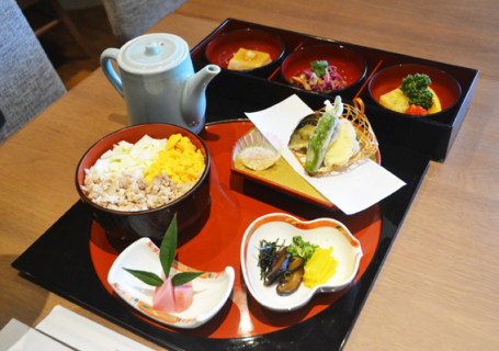 東京第一ホテル・レストランモナミで提供が始まった「酒井家の鶏飯」