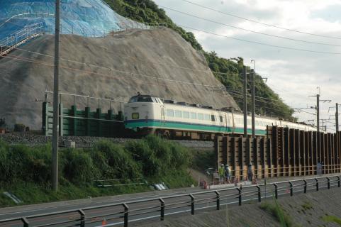 不通区間が開通し、一番列車として通過する「いなほ12号」