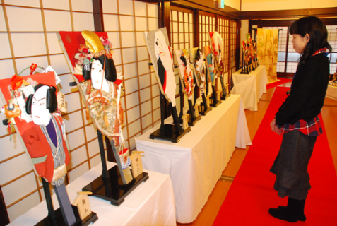 華やかな着物地で歌舞伎の登場人物などを描いた酒田押絵の羽子板展