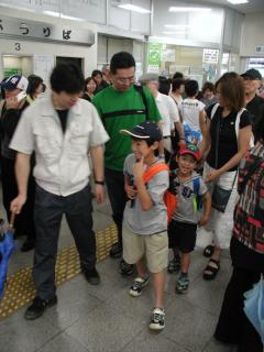 帰省ラッシュがピークを迎えた12日、駅や空港では笑顔が広がった＝ＪＲ鶴岡駅