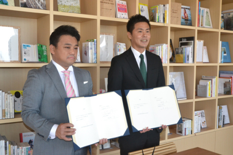 業務提携の協定を締結した山中社長（右）と勝野執行役員