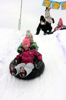 「雪であそぼうｉｎ風車村」が開かれ、多くの親子連れがそりやチューブ滑りを楽しんだ