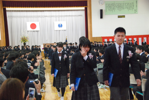 大きな拍手に包まれながら学びやを巣立った＝鶴岡第三中学校