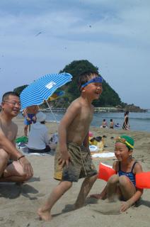 きびしい残暑が続き、庄内地方の各海水浴場は残り少ない夏を満喫する海水浴客でにぎわっている