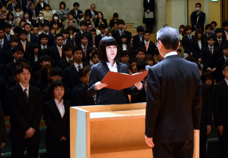 学部入学生の代表が吉村学長（右）に決意を表明＝6日午前