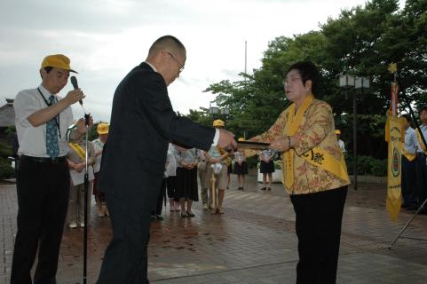 阿部会長（右）が、芳賀助役に交通安全メッセージを贈った