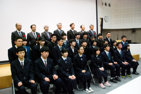 本年度の研究助手、特別研究生として慶應先端研で研究に励む地元高校生