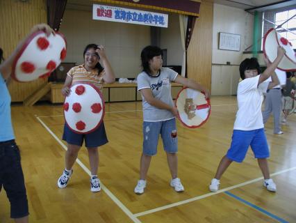 出羽と丹後の由良小児童が花笠を手に笑顔で交流した